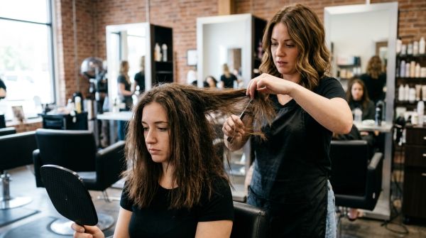 Die Nachteile herkömmlicher Haarglättungen im Fokus